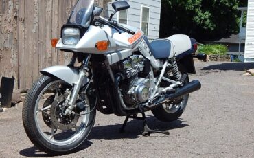 Suzuki-GSX-Katana-1982-3