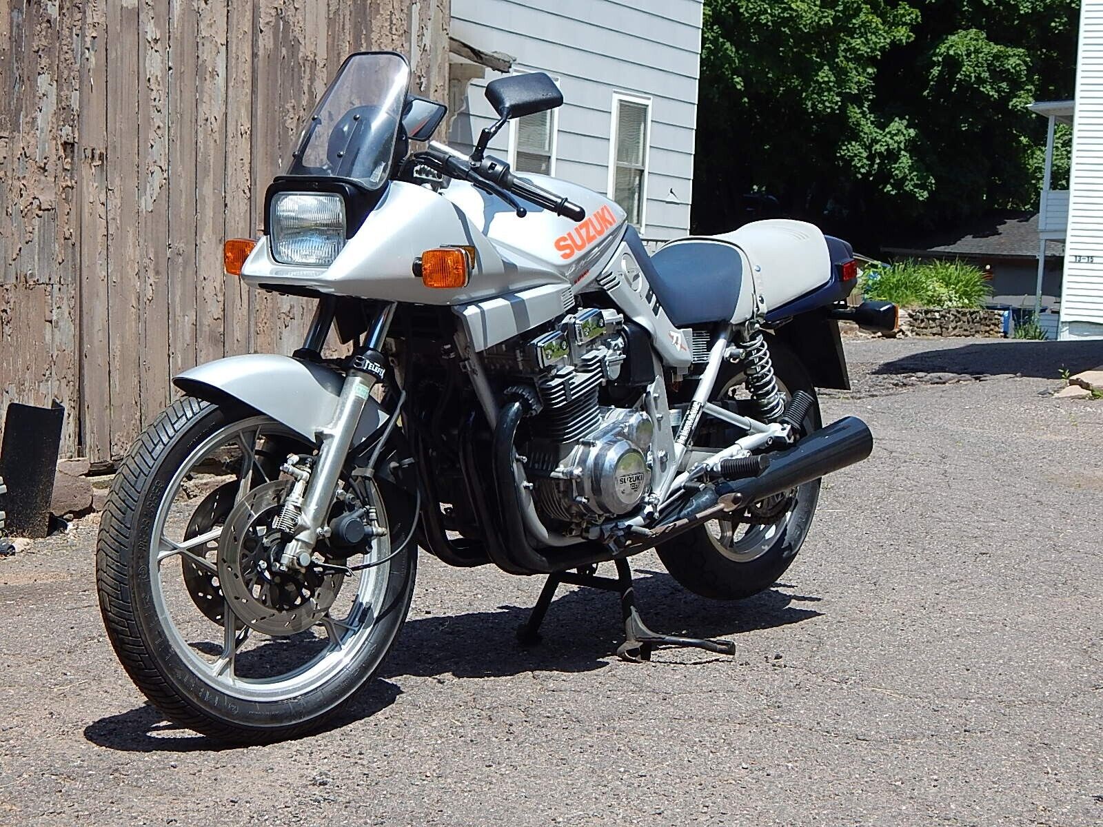 Suzuki-GSX-Katana-1982-3