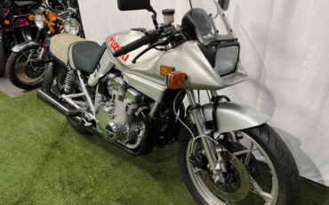 Suzuki-GSX-Katana-1982-3