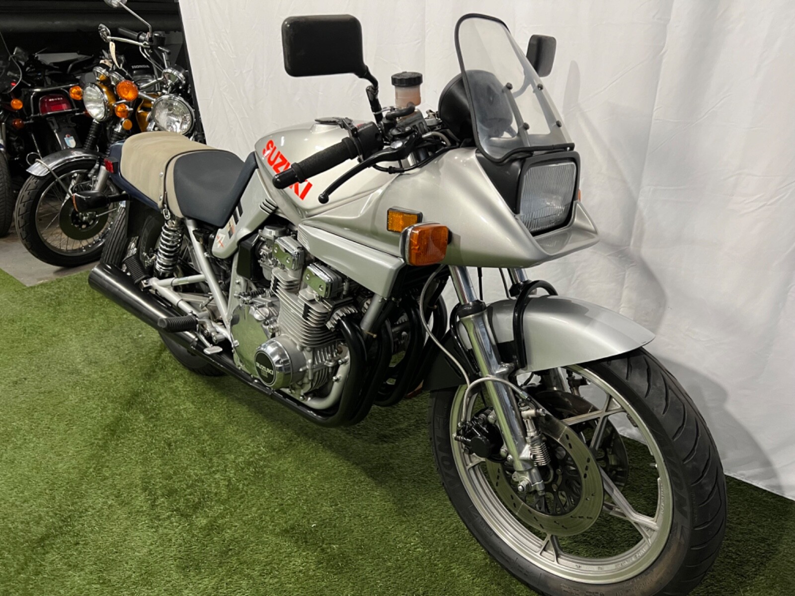 Suzuki-GSX-Katana-1982-3