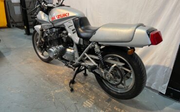 Suzuki-GSX-Katana-1982-3