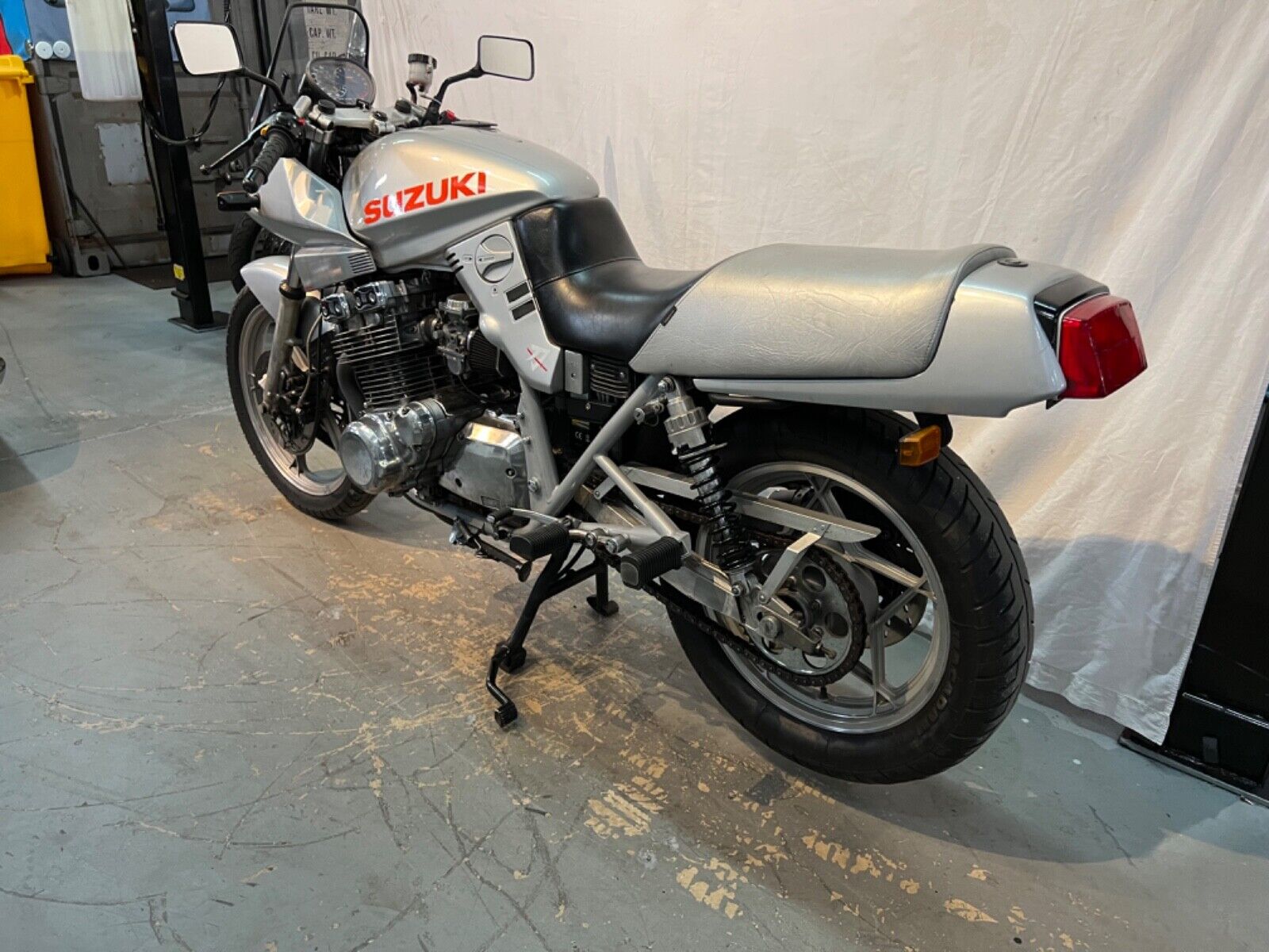 Suzuki-GSX-Katana-1982-3