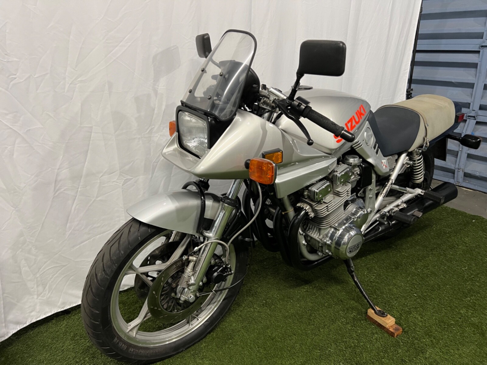 Suzuki-GSX-Katana-1982-5
