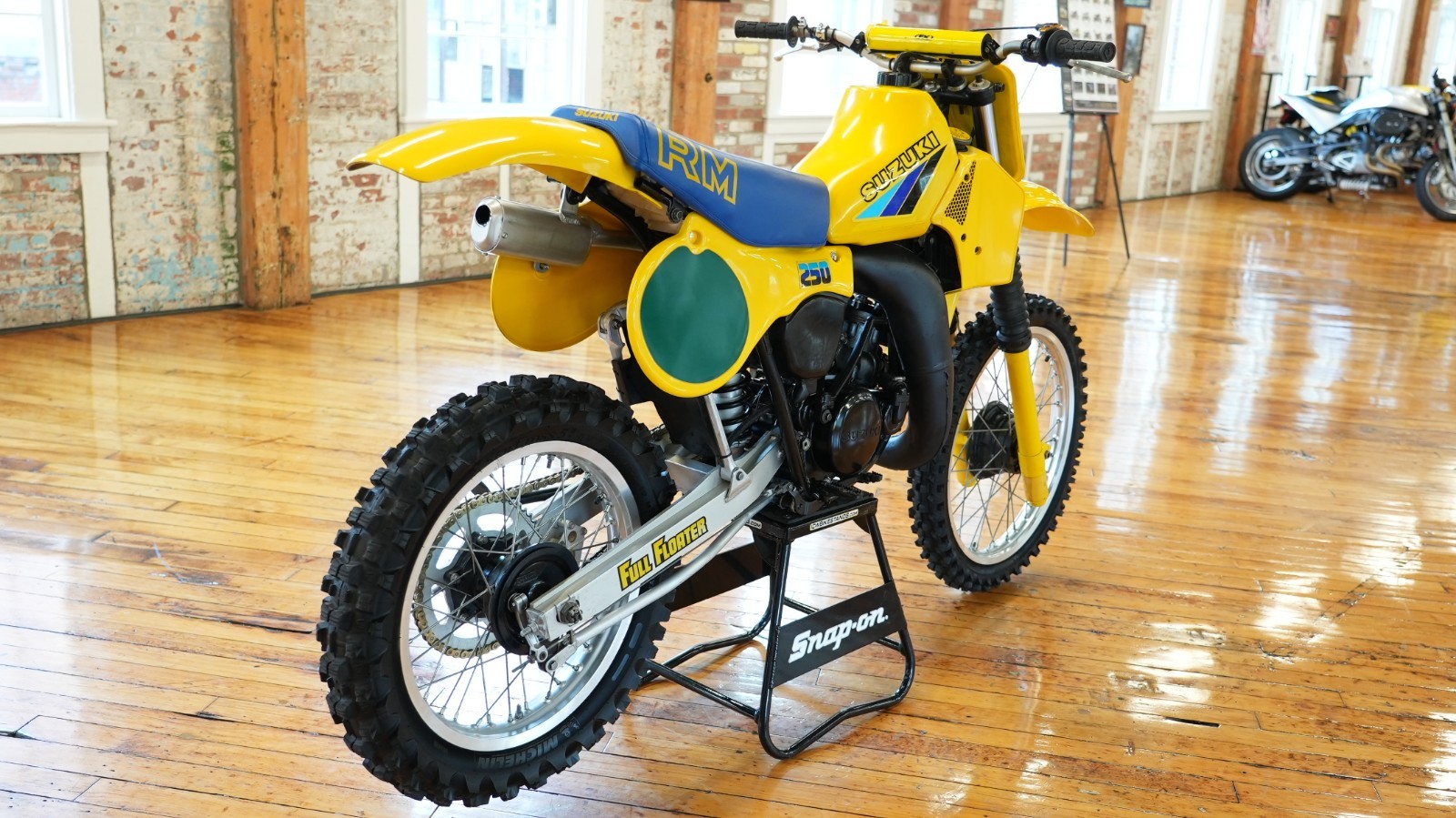 Suzuki-RM250-1983-2