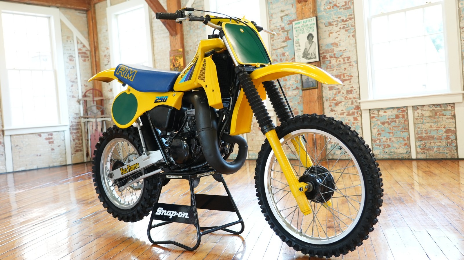 Suzuki-RM250-1983