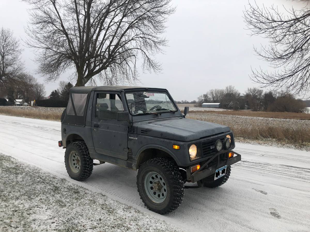 Suzuki-samurai-1988-grey
