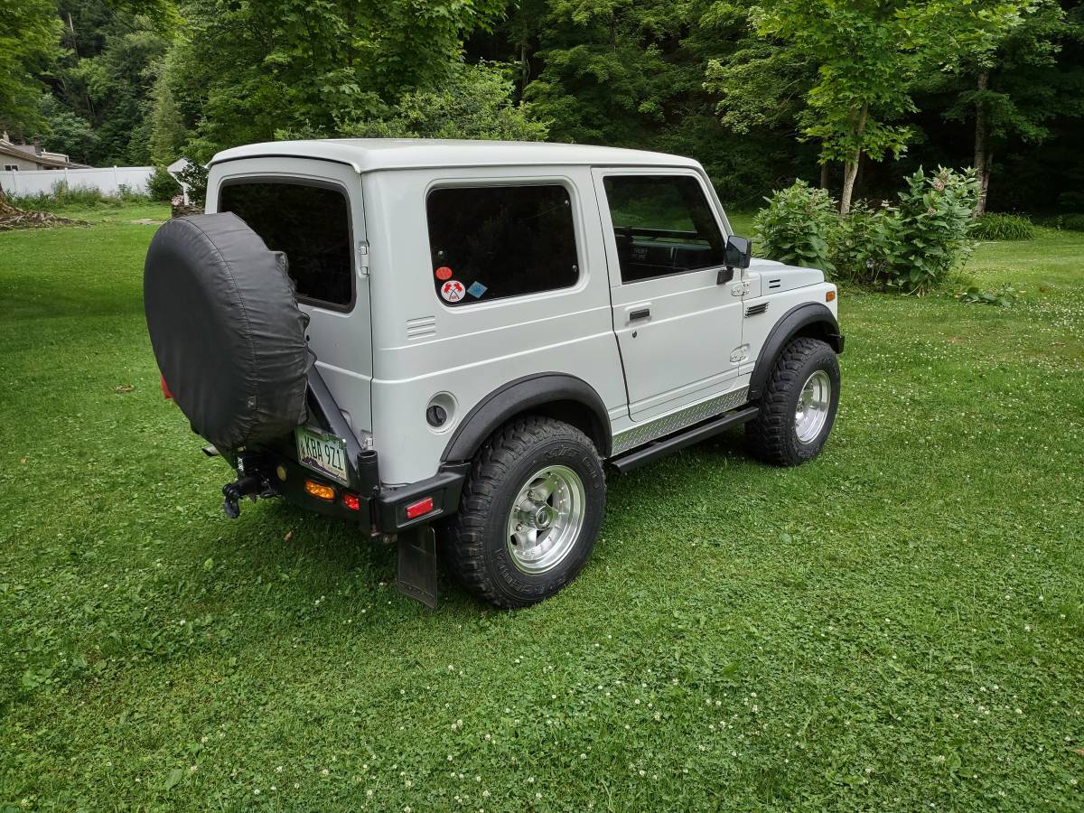Suzuki-samurai-4x4-1986-white-1