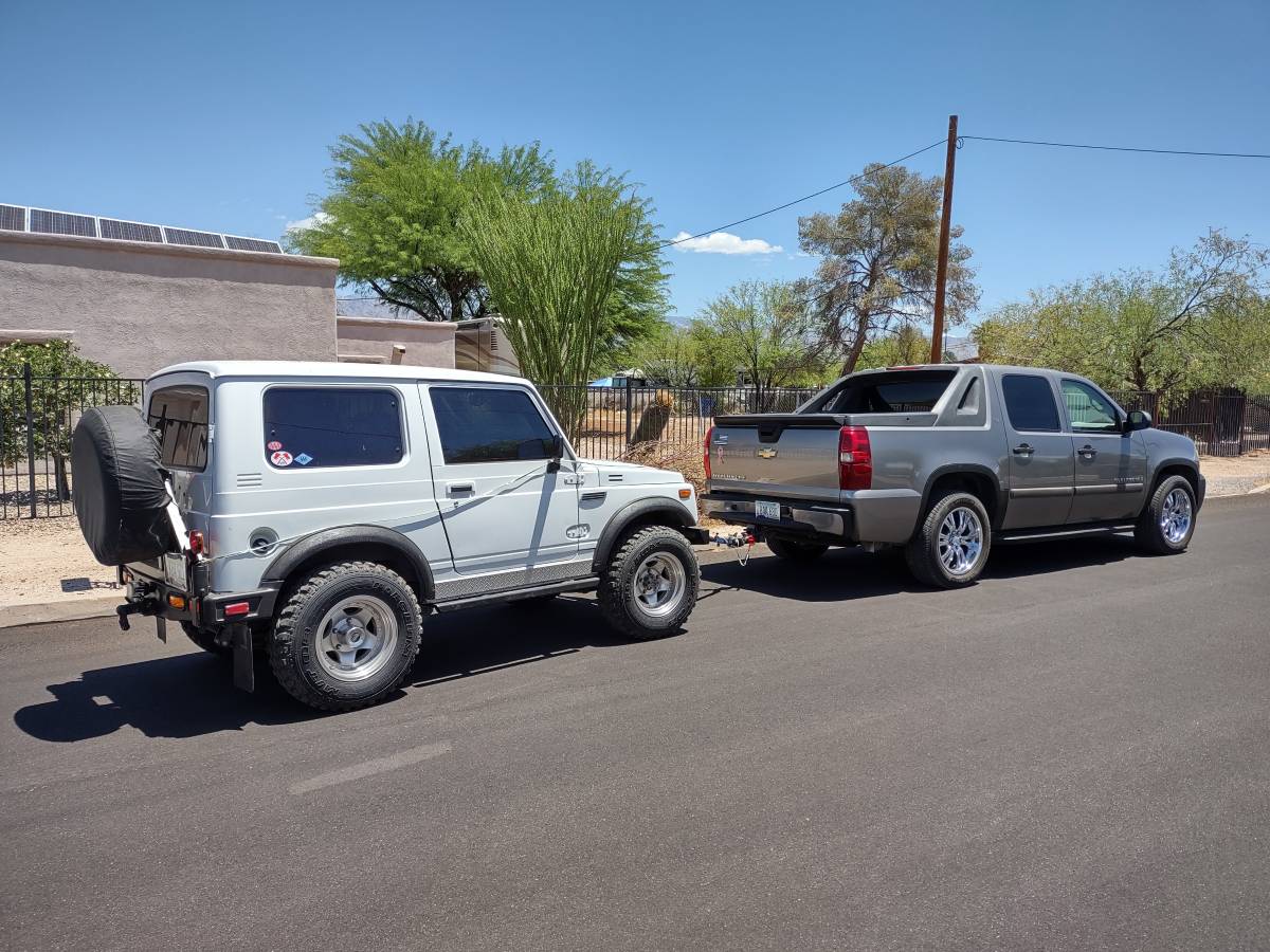 Suzuki-samurai-4x4-1986-white-11