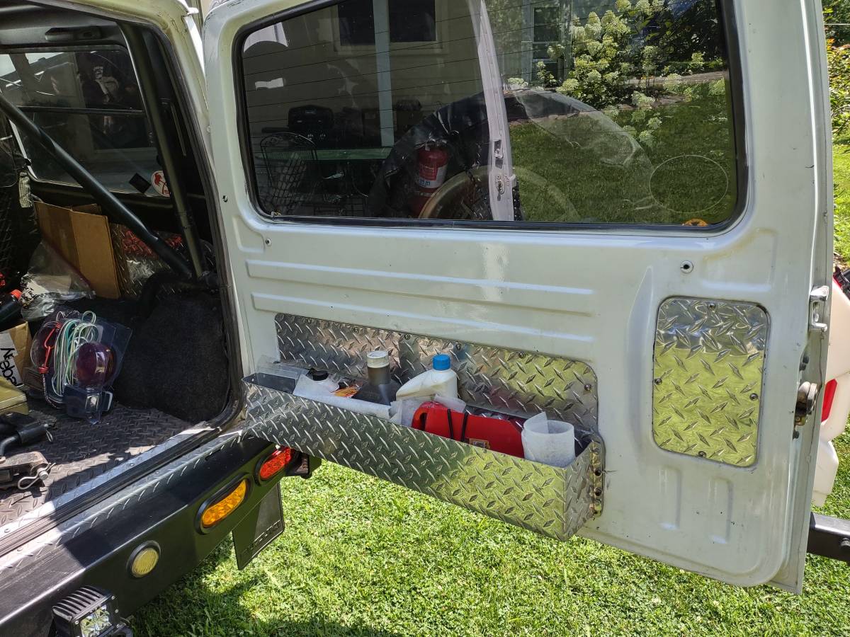 Suzuki-samurai-4x4-1986-white-20