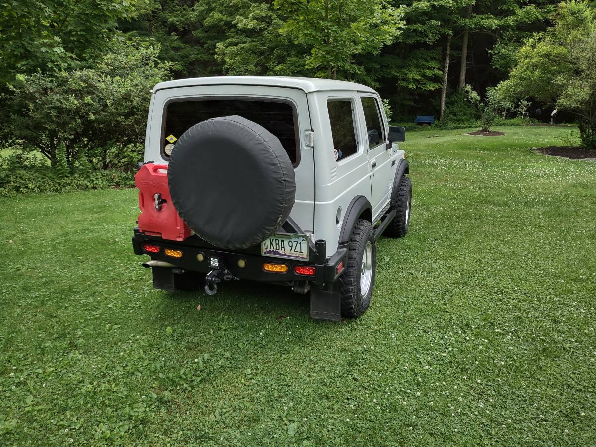 Suzuki-samurai-4x4-1986-white-37