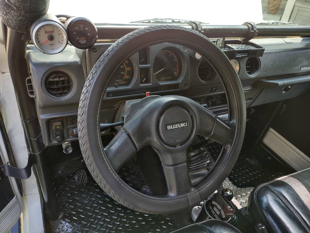 Suzuki-samurai-4x4-1986-white-41