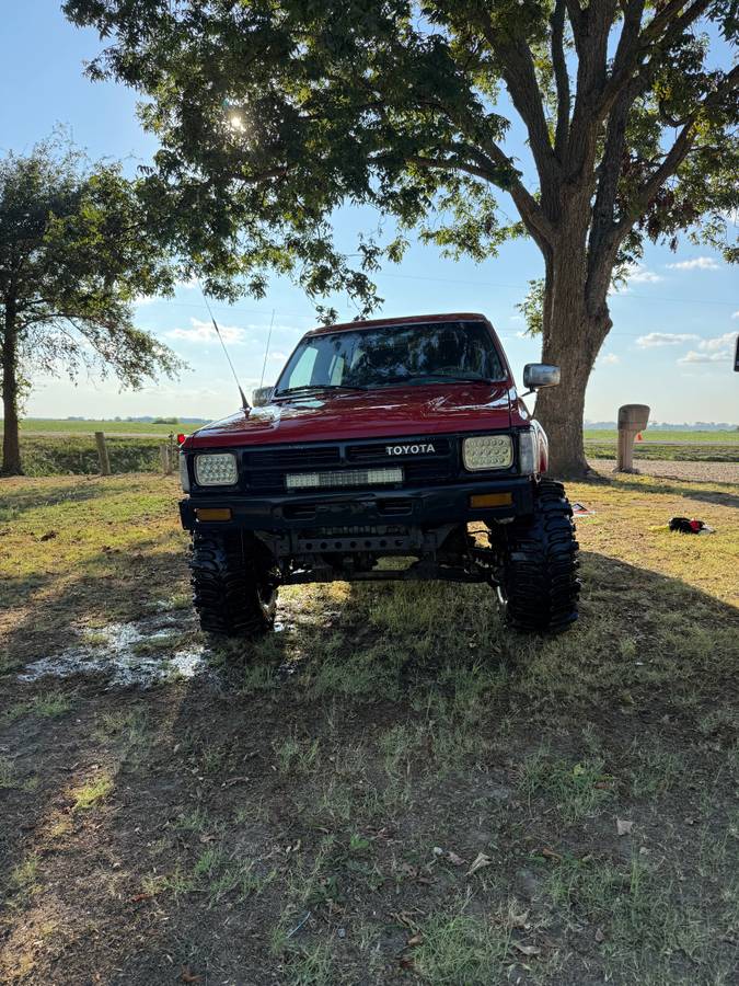 Toyota-4-runner-deluxe-1987-red-1