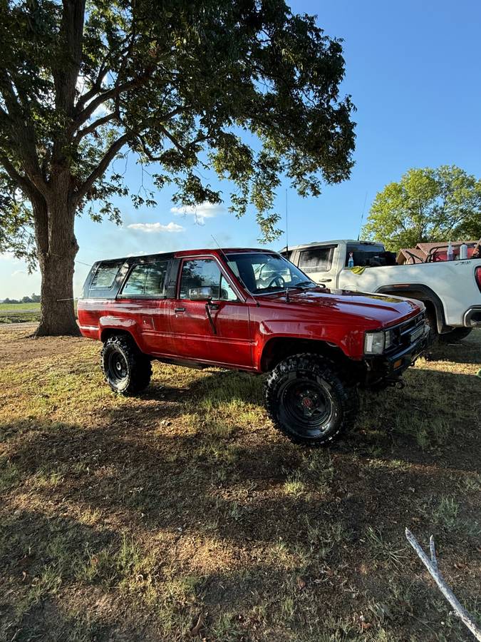 Toyota-4-runner-deluxe-1987-red