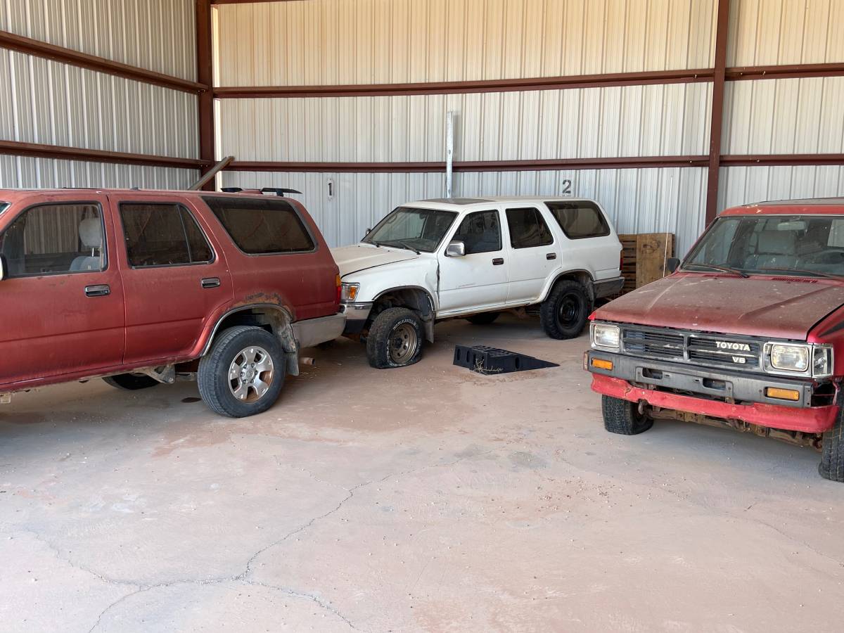 Toyota-4-runner-sr5-1988-red-22
