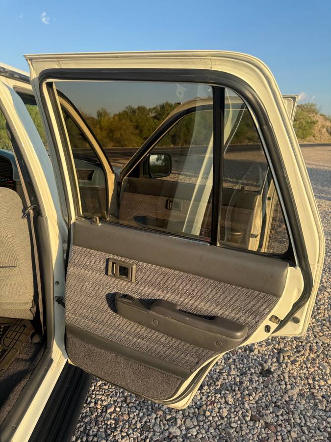 Toyota-4runner-1992-white-18