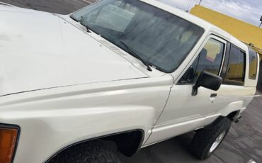 Toyota-4runner-sr5-4x4-1986-white-2