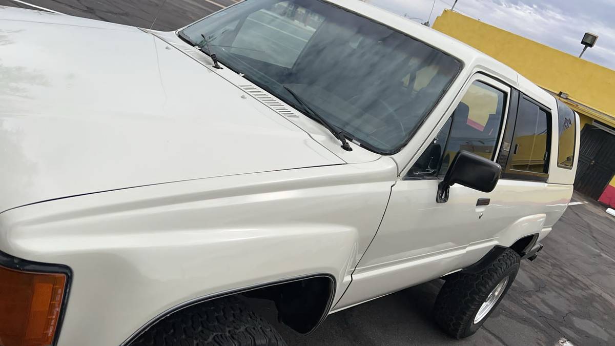 Toyota-4runner-sr5-4x4-1986-white-2