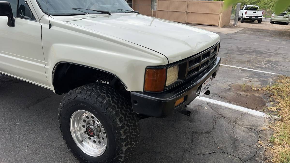 Toyota-4runner-sr5-4x4-1986-white-3