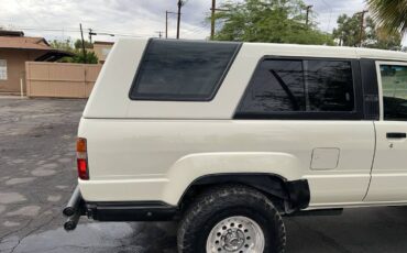 Toyota-4runner-sr5-4x4-1986-white-4