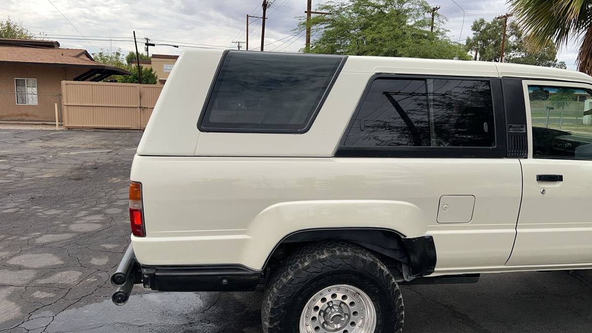 Toyota-4runner-sr5-4x4-1986-white-4