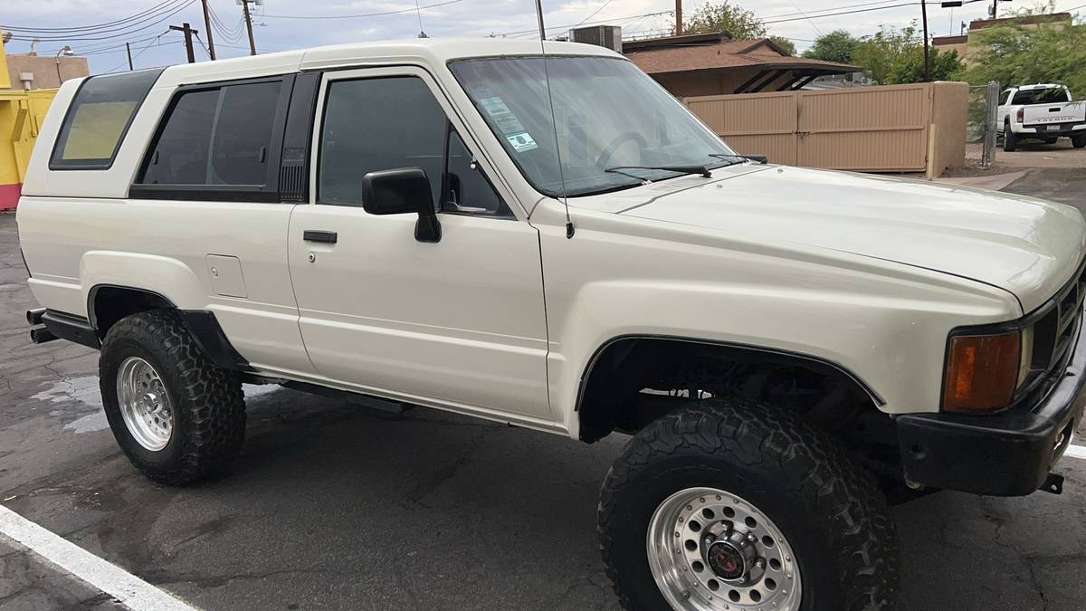 Toyota-4runner-sr5-4x4-1986-white