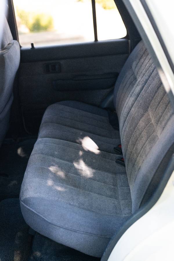 Toyota-4runner-sr5-4x4-1990-white-12