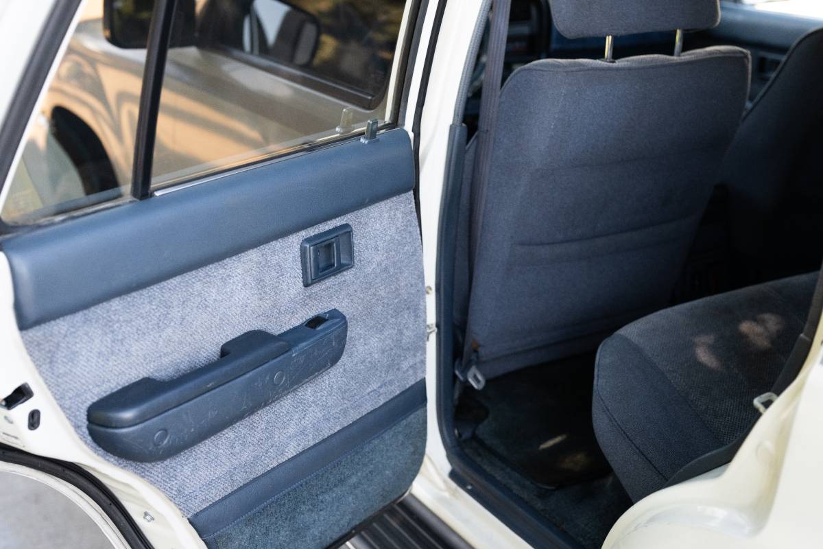 Toyota-4runner-sr5-4x4-1990-white-13