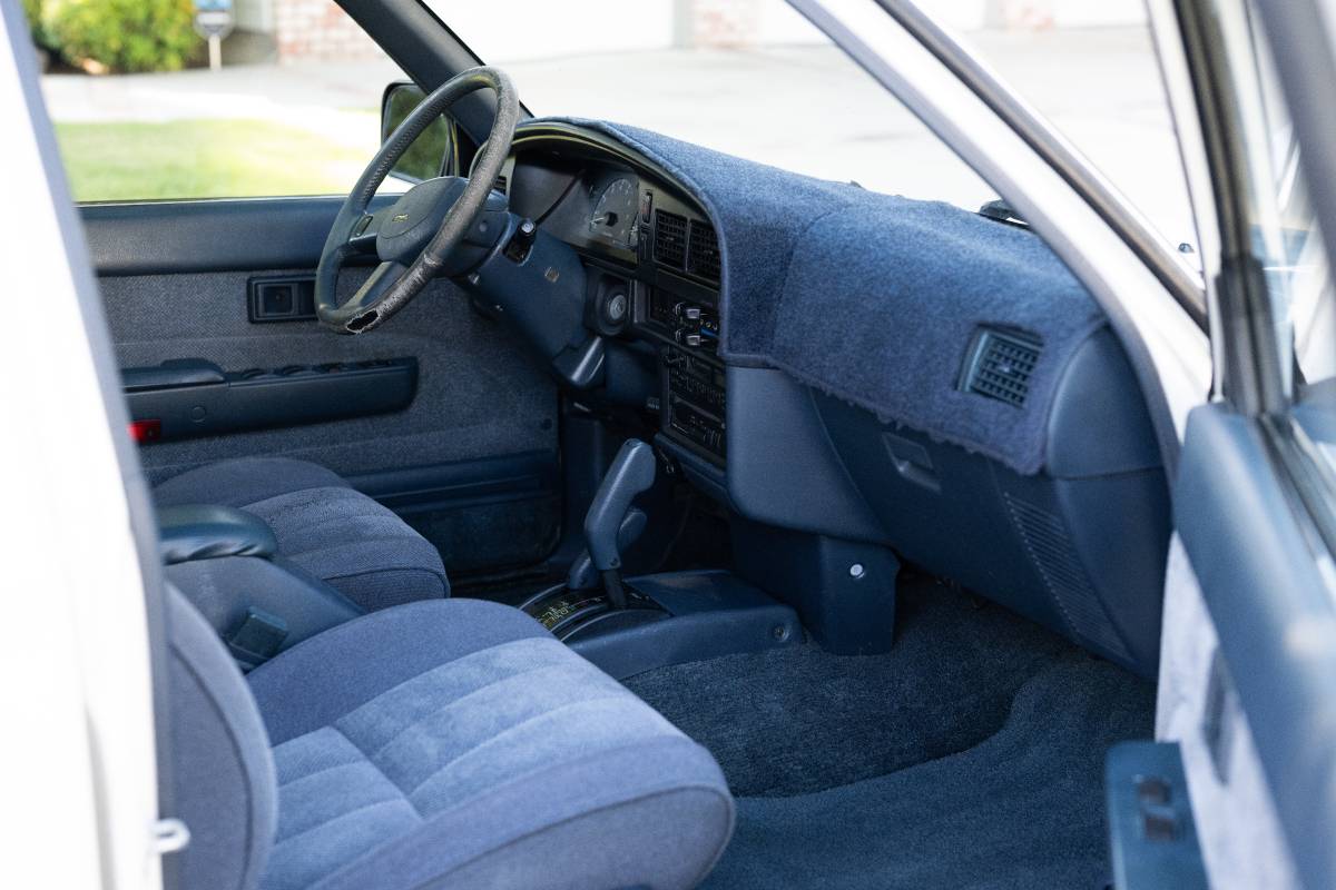Toyota-4runner-sr5-4x4-1990-white-14