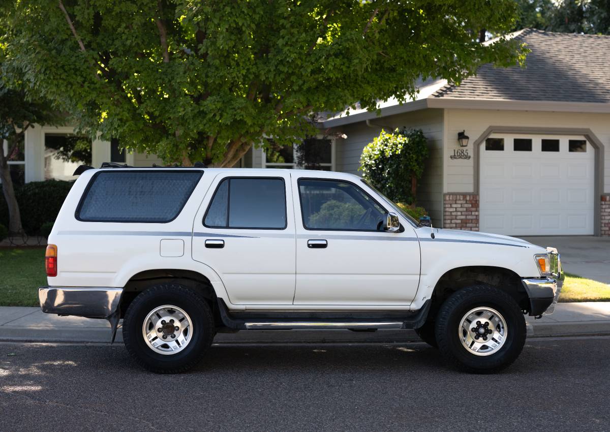 Toyota-4runner-sr5-4x4-1990-white-2