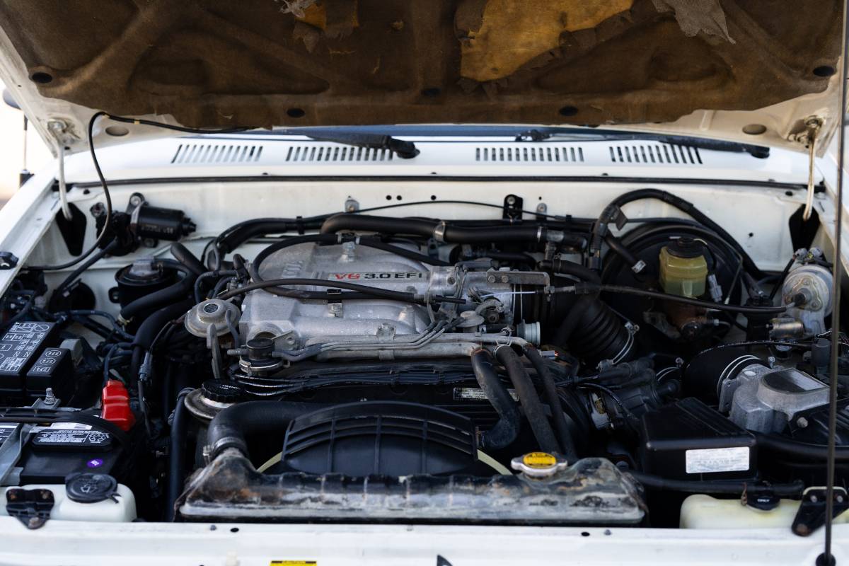 Toyota-4runner-sr5-4x4-1990-white-5
