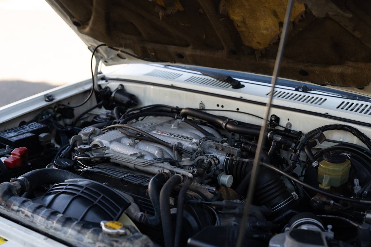 Toyota-4runner-sr5-4x4-1990-white-6