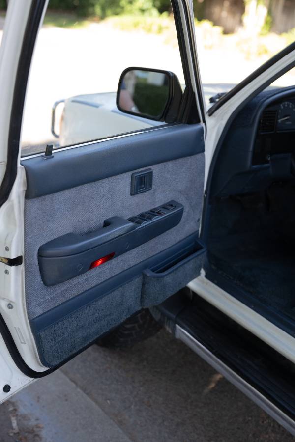 Toyota-4runner-sr5-4x4-1990-white-8