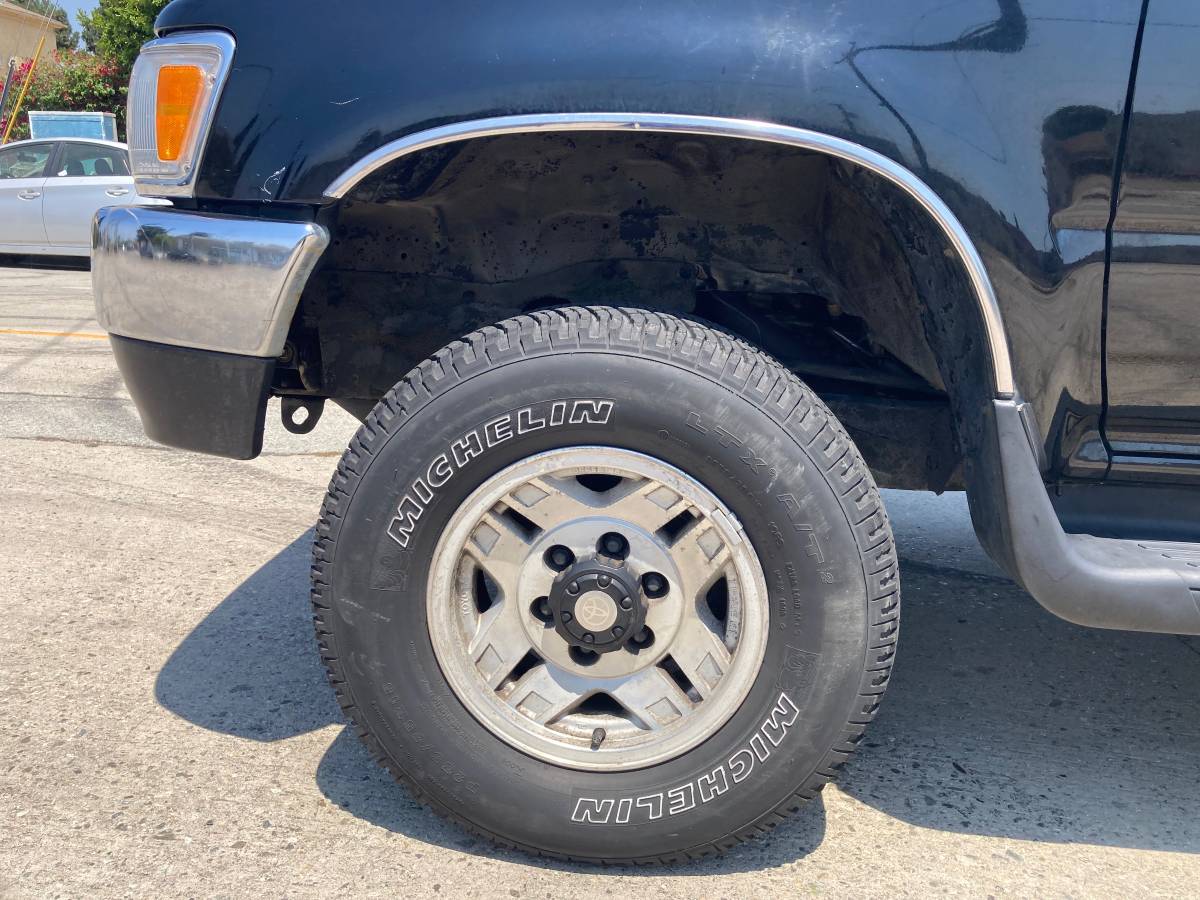 Toyota-4runner-sr5-premium-gas-1995-black-8
