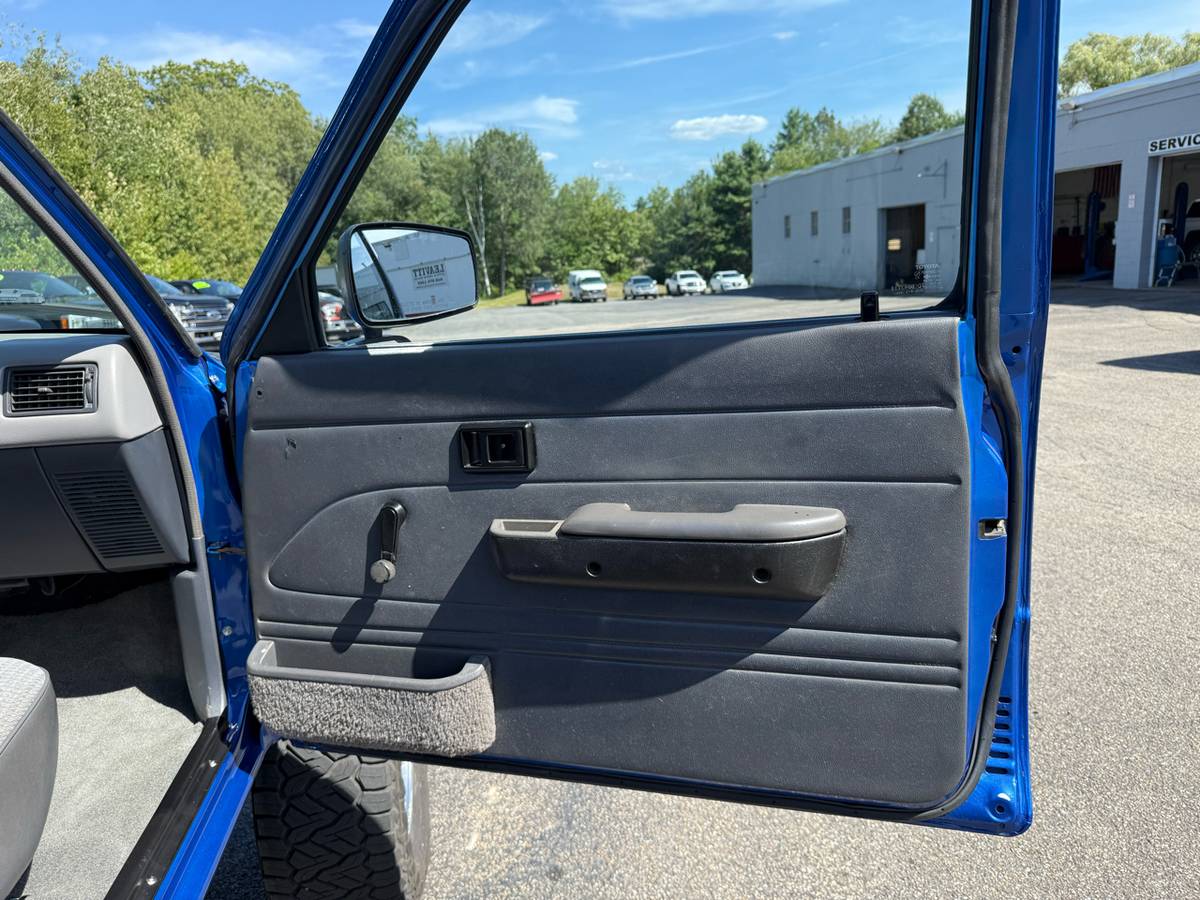 Toyota-4wd-pickups-1990-blue-10
