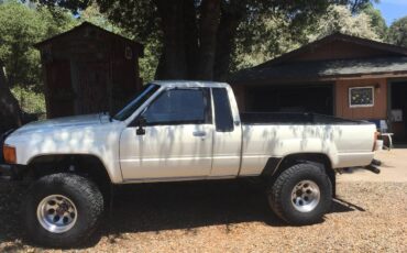 Toyota-4x4-sr5-ext.cab-1985-white