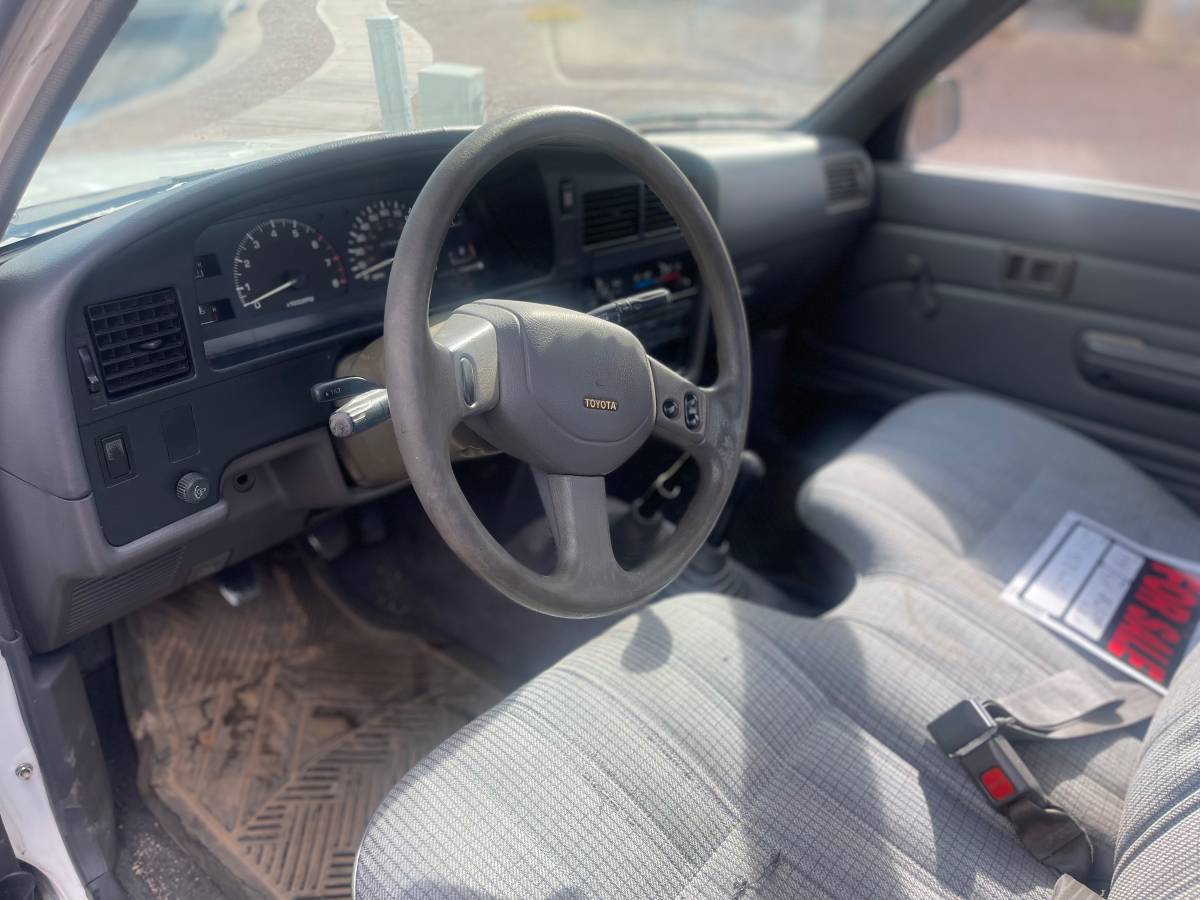 Toyota-4x4-truck-1991-white-2