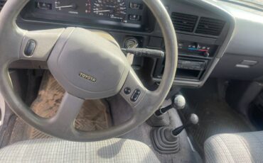 Toyota-4x4-truck-1991-white-5