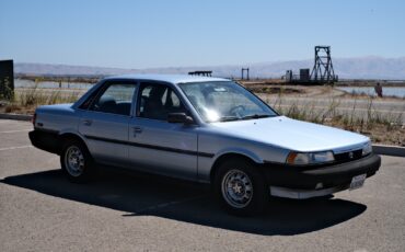 Toyota-Camry-1990-Sedan-1