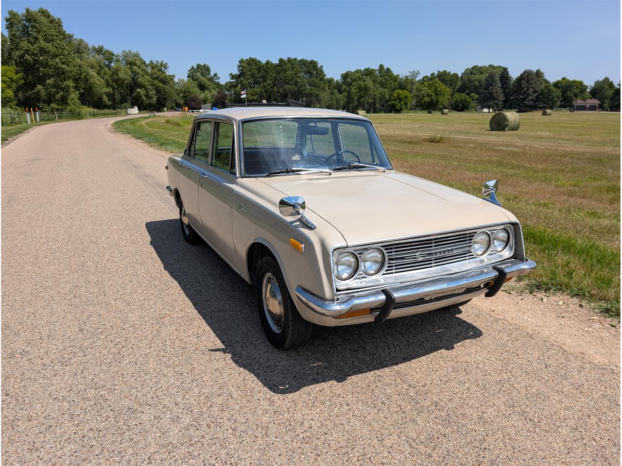 Toyota-Corona-1968-Pluto-Beige-Gold-1