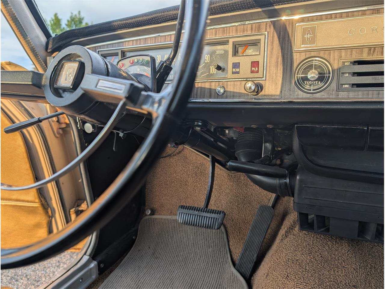 Toyota-Corona-1968-Pluto-Beige-Gold-14