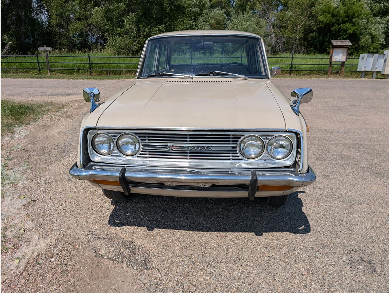 Toyota-Corona-1968-Pluto-Beige-Gold-4