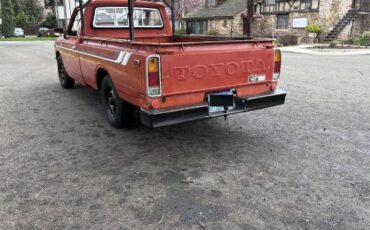 Toyota-Hilux-1975-Red-3