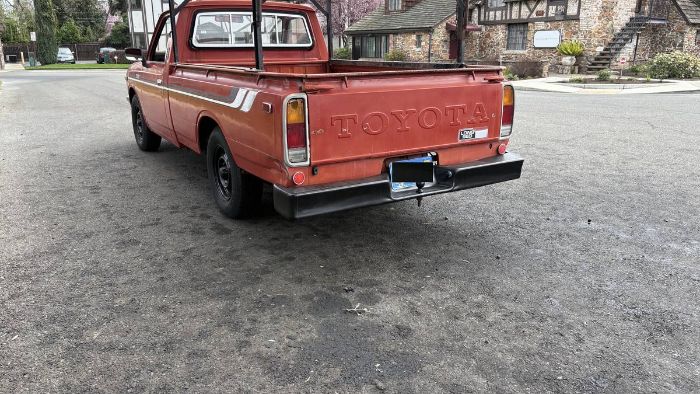 Toyota-Hilux-1975-Red-3