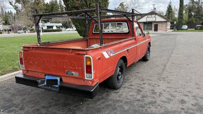 Toyota-Hilux-1975-Red-4