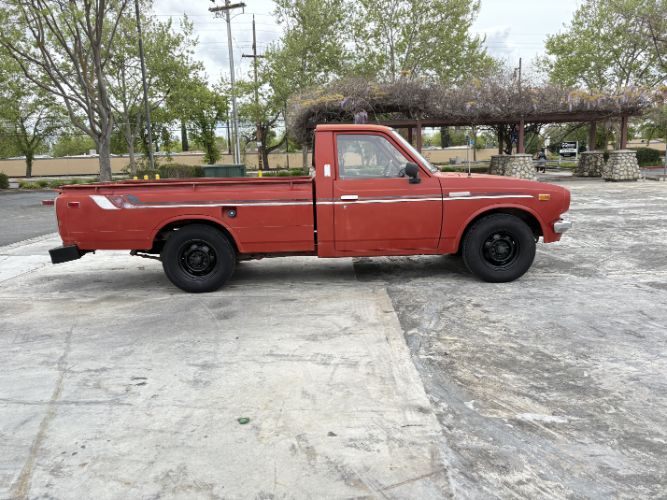 Toyota-Hilux-1975-Red-8
