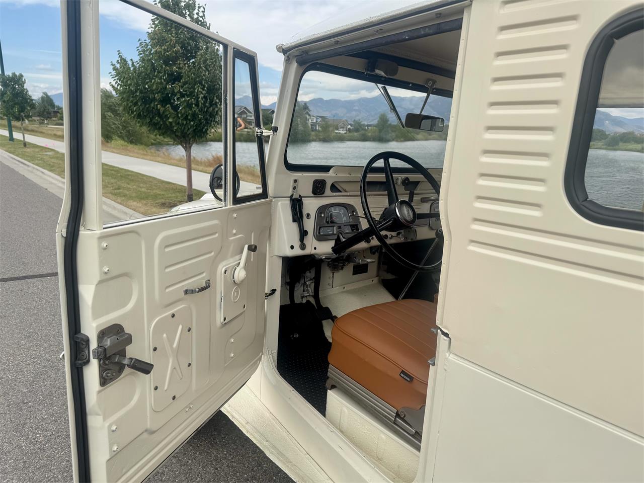 Toyota-Land-cruiser-fj40-1965-Cygnus-White-Camel-12
