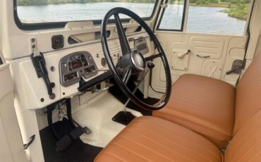 Toyota-Land-cruiser-fj40-1965-Cygnus-White-Camel-13