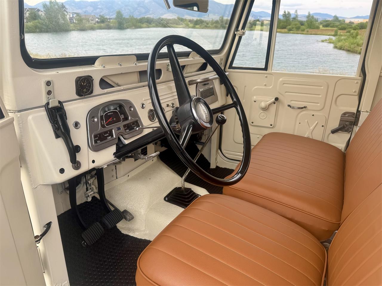 Toyota-Land-cruiser-fj40-1965-Cygnus-White-Camel-13
