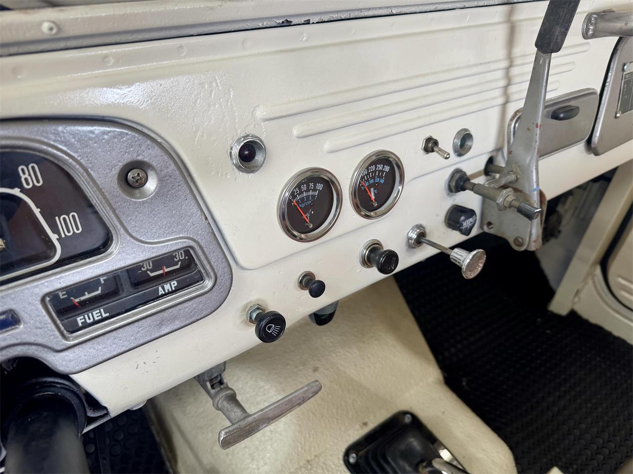 Toyota-Land-cruiser-fj40-1965-Cygnus-White-Camel-15