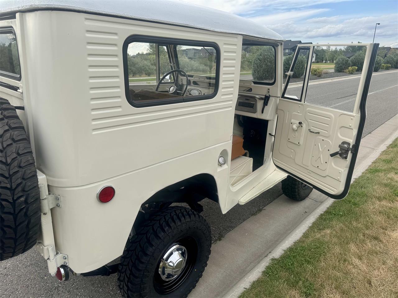 Toyota-Land-cruiser-fj40-1965-Cygnus-White-Camel-18